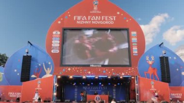 İnsanlar elektronik müzik konserinde sahne önünde parti