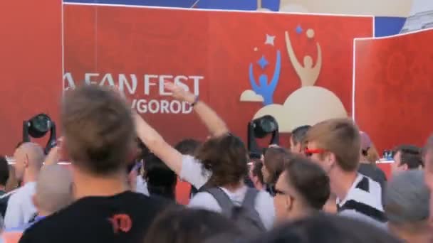 Gente de fiesta en el concierto de música electrónica frente al escenario — Vídeos de Stock