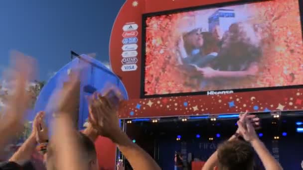Люди хлопают на концерте электронной музыки перед сценой — стоковое видео