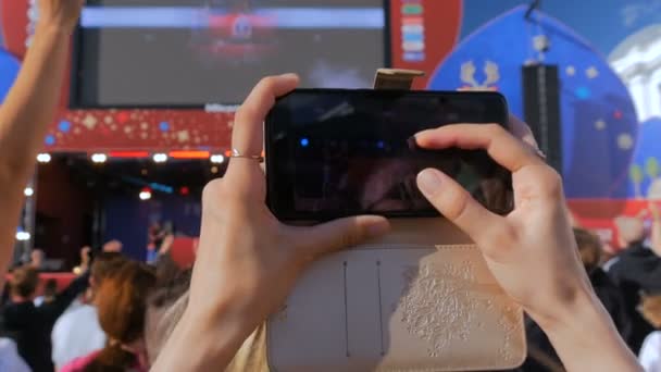 Vrouw opname video van live muziek concert met smartphone — Stockvideo