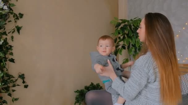 Ung mamma kasta upp hennes baby son — Stockvideo