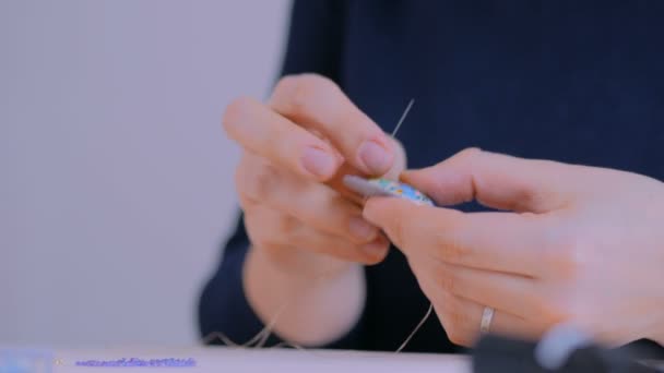 Diseñador haciendo broche hecho a mano — Vídeo de stock