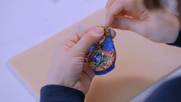 Designer making handmade brooch — Stock Video