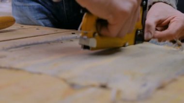 Skinner vizon kürklü deriyle çalışıyor.