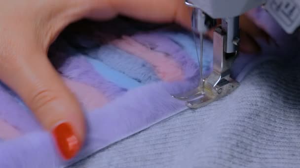 Kleermaker naaien bontjas met naaimachine — Stockvideo