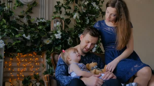 Potret keluarga di rumah — Stok Video