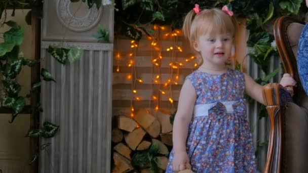 Портрет забавной маленькой девочки с медвежьей куклой — стоковое видео