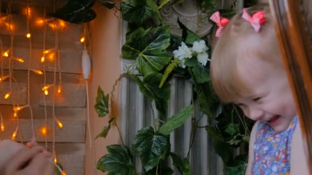 Portrait de drôle de petite fille à la maison