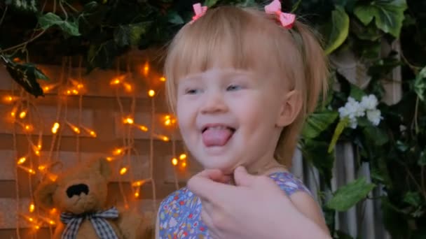 Porträt eines lustigen kleinen Mädchens zu Hause — Stockvideo