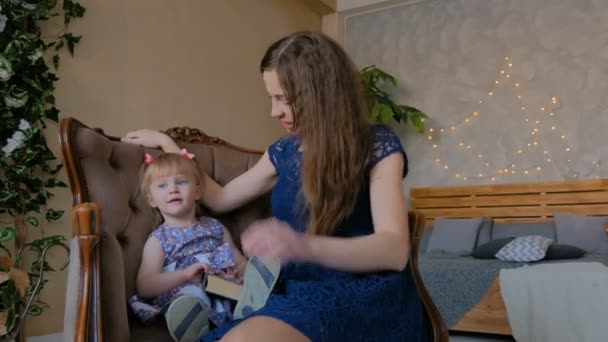 Porträt eines lustigen kleinen Mädchens und ihrer Mutter zu Hause — Stockvideo