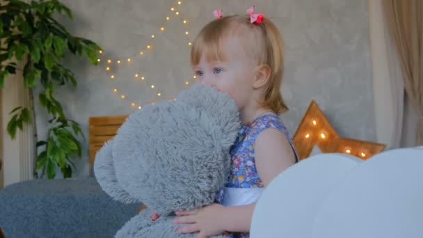 Portrait Drôle Petite Fille Avec Poupée Ours Maison Concept Famille — Video