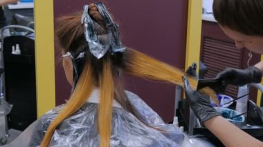 Profesyonel kuaför saç modeli istemci için yapıyor
