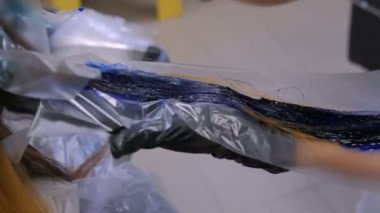 Profesyonel kuaför kadın istemcisinin stüdyoda saç boyama