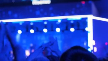 Gece elektronik müzik konserinde sahne önünde parti insanlar