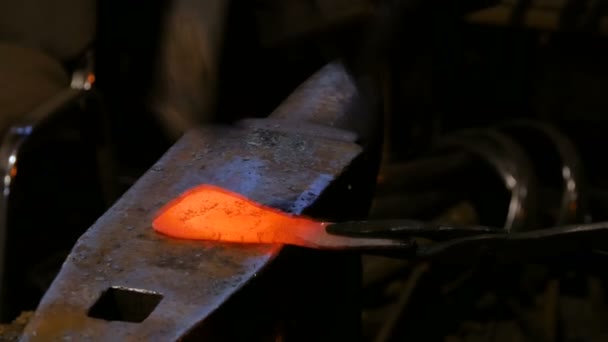 Кузнец работает с металлом — стоковое видео