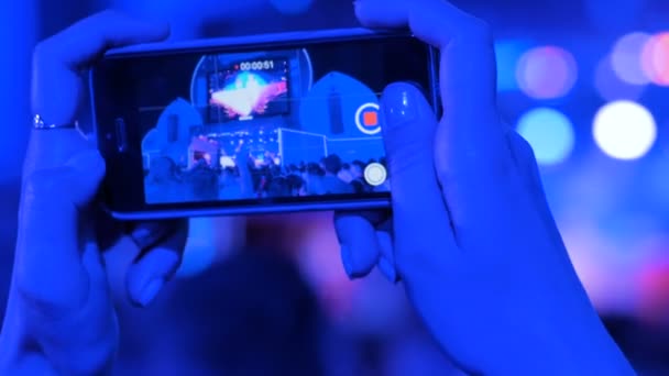 Hands silhouette recording video of live music concert with smartphone — Stock Video