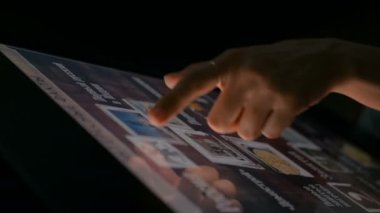 Modern tarih müzesinde etkileşimli dokunmatik ekran görüntüsü kullanan kadın