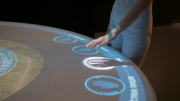 Vrouw met behulp van interactieve touchscreen vertoning met geen touch besturingstechniek — Stockvideo