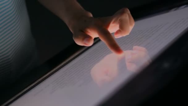 Жінка використовує інтерактивний дисплей сенсорного екрану в музеї сучасної історії — стокове відео