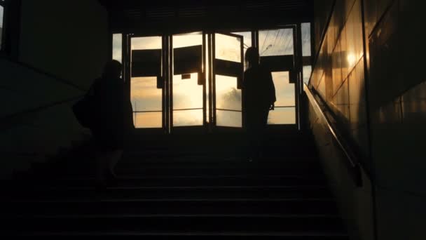 Mensen silhouetten in ondergrondse passage — Stockvideo