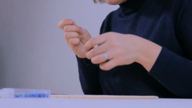 Tasarımcı el yapımı broş yapıyor