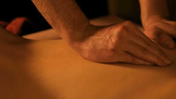 Masajista manos haciendo masaje de espalda en el centro de spa — Vídeo de stock
