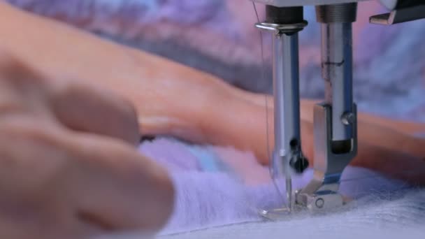 Manteau de couture sur mesure avec machine à coudre — Video