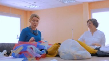 İki terzi yeni moda koleksiyonunu tartışıyor.