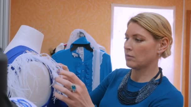 Deux créateurs de mode travaillant avec une nouvelle robe de couture sur mannequin — Video