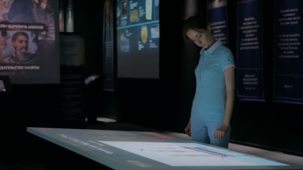 Mulher usando tela sensível ao toque interativa no museu de história moderna — Vídeo de Stock
