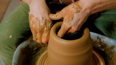 Atölyede çalışan profesyonel erkek çömlekçi.