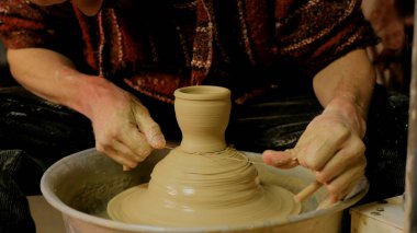 Atölyede çalışan profesyonel erkek çömlekçi.