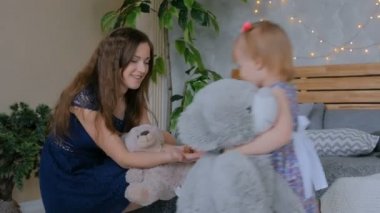 Genç anne ve bebek kızı evde togerher oynarken