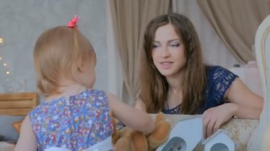 Genç anne ve bebek kızı evde togerher oynarken