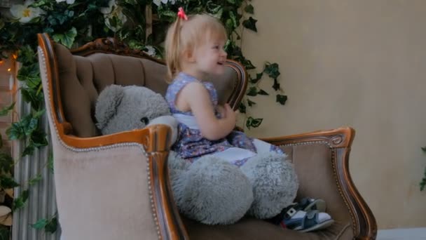 在家里带着熊娃娃的滑稽小女孩的画像 童年和休闲概念 — 图库视频影像