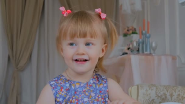 Портрет забавной маленькой девочки дома — стоковое видео
