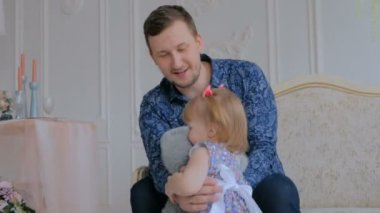 Küçük kız ve babası evde portre