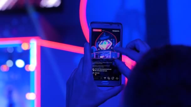 Händer silhuett inspelning video av levande musik konsert med smartphone — Stockvideo