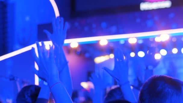 Gente de fiesta en la noche concierto de música electrónica frente al escenario — Vídeos de Stock