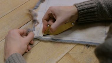 Profesyonel erkek skinner, vizon kürk deri ile atelier çalışma kürkçü atölye. Moda ve leatherwork kavramı