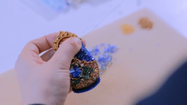 Designer making handmade brooch — Stock Video