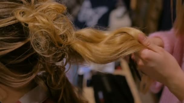 Професійний перукар робить зачіску для клієнта — стокове відео