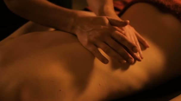 Professionele mannelijke masseur doet massage voor vrouwelijke cliënt in spa salon, — Stockvideo
