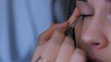 Uygulama modeli tüm göz çevresinde göz kalemi profesyonel makyaj sanatçısı