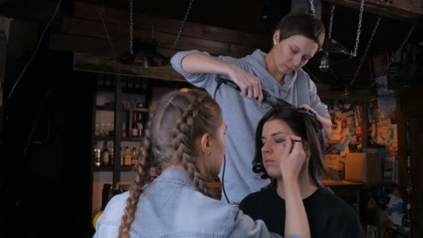 Make-up artist och frisör som arbetar med kvinnan klient — Stockvideo