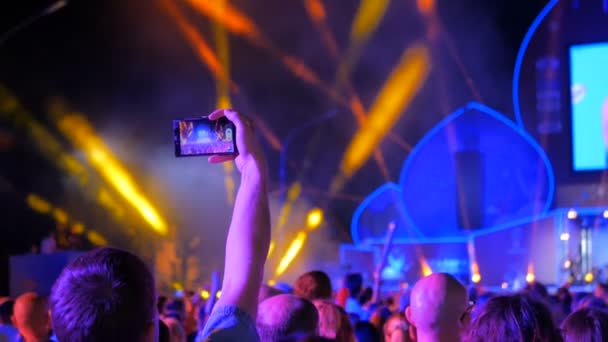 Handen silhouet video opnemen van live muziek rockconcert met smartphone — Stockvideo
