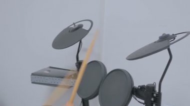 Elektronik bateri setinde çalan kadın