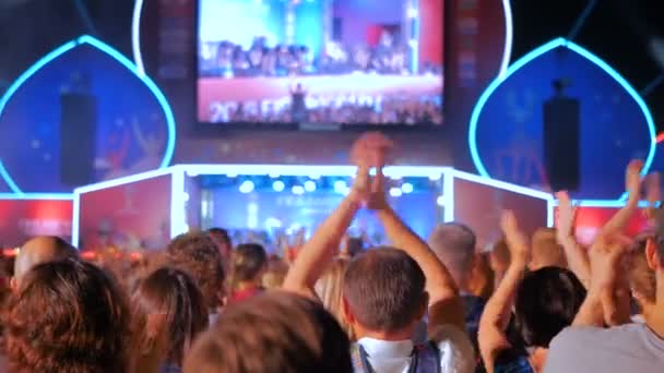 La gente silueta de fiesta y aplausos en la noche concierto de música electrónica frente al escenario — Vídeos de Stock