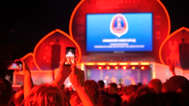 Mãos silhueta gravação de vídeo de concerto de música ao vivo com smartphone — Vídeo de Stock