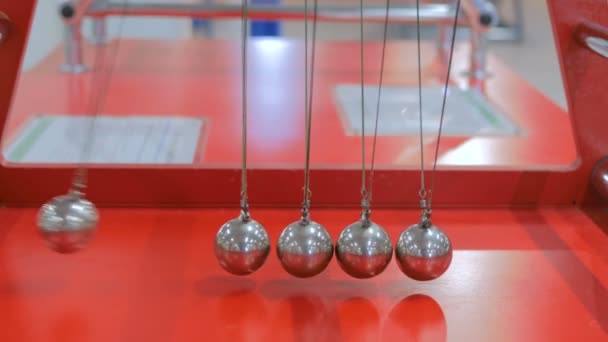 Колиска Ньютона роботи — стокове відео